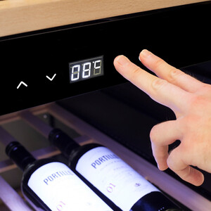 Винный шкаф Caso WineExclusive 180 Smart