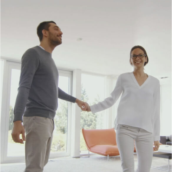 Пара держится за руки